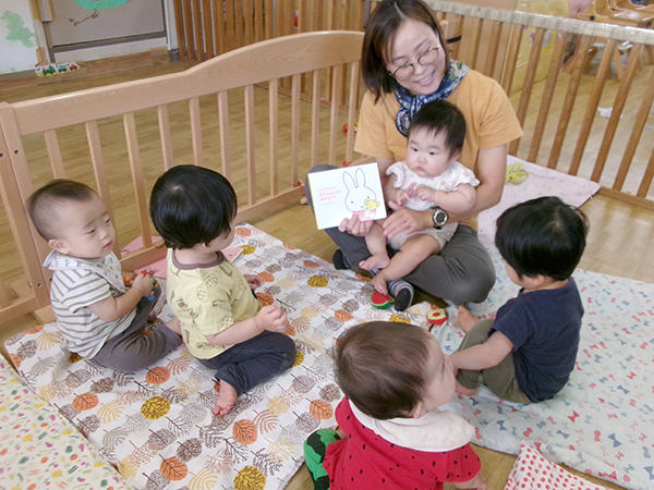 0歳児の一日-絵本読み聞かせ