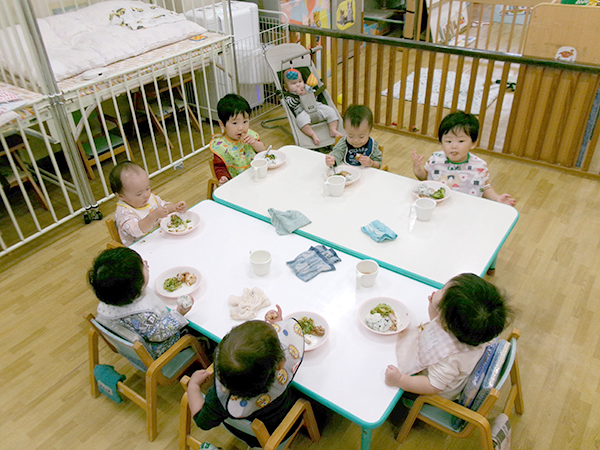 0歳児の一日-給食